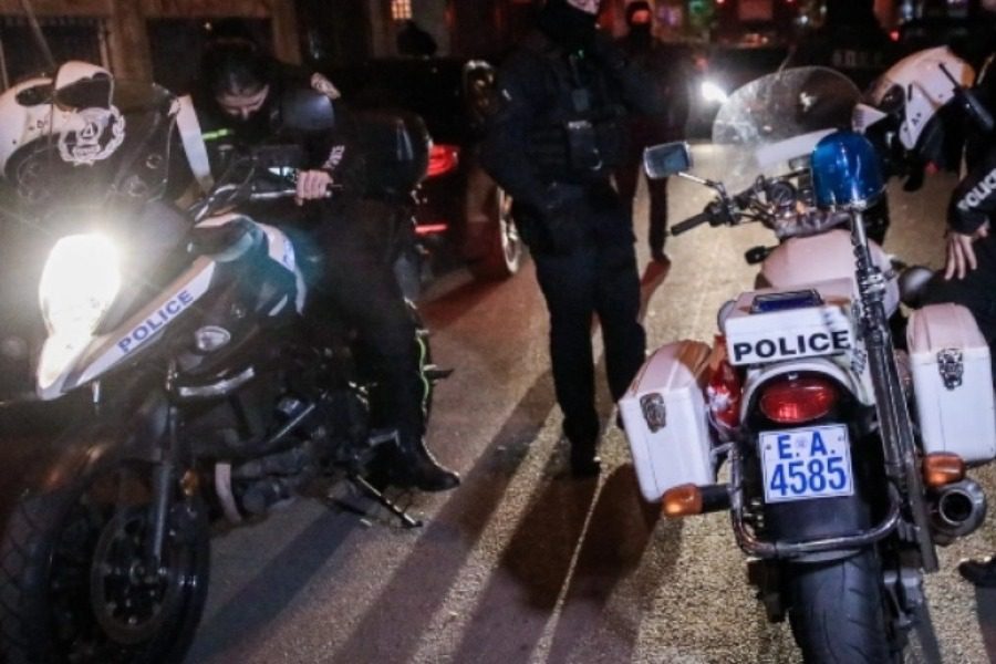Κρήτη: Δάγκωσε αστυνομικό και του έκοψε κομμάτι από το πηγούνι - σκληρές εικόνες - Τον μετέφεραν στο νοσοκομείο για τις πρώτες βοήθειες