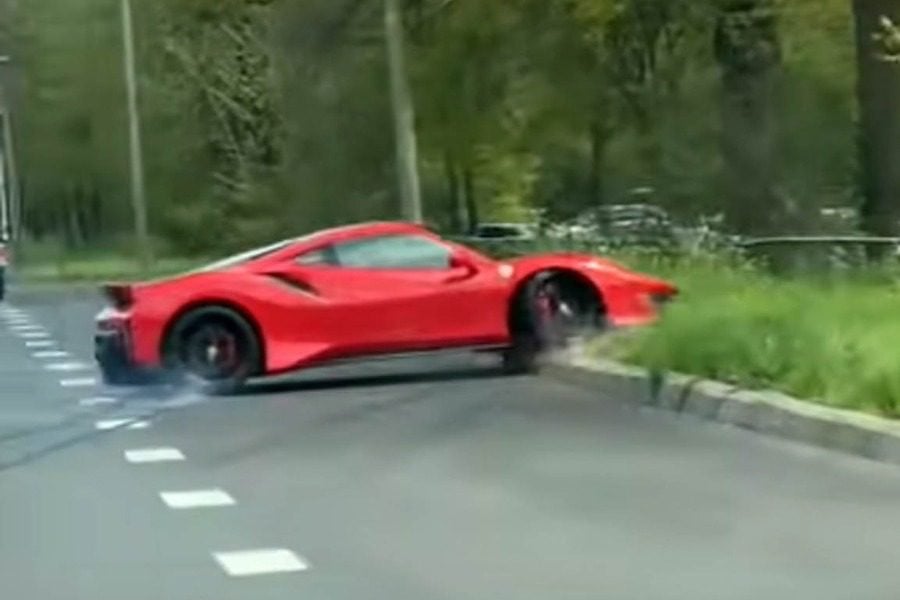 Ντοκουμέντο: Πόσο εύκολα χάνεται ο έλεγχος μιας Ferrari ακόμα και με μικρή ταχύτητα - To video είχε γίνει viral πριν μερικούς μήνες