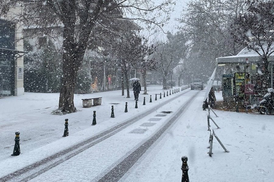 Χιονίζει και στο κέντρο της Αθήνας - Ποιοι δρόμοι είναι κλειστοί