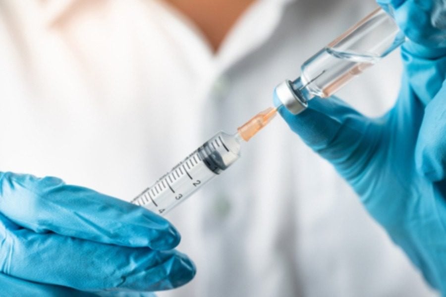 Κορωνοϊός: 4η δόση για όλους άνω των 30 ετών εισηγείται η Επιτροπή - Ισχυρή σύσταση για τον εμβολιασμό των άνω των 60