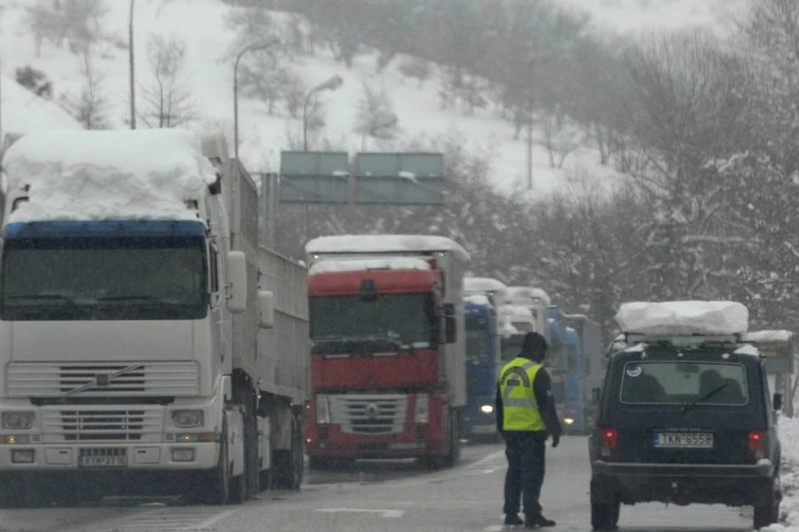 Κλείνει η εθνική οδός Αθηνών - Λαμίας για τα φορτηγά μέχρι τα διόδια της Τραγάνας