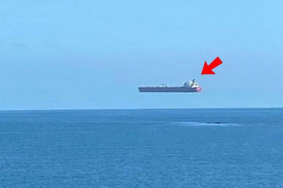 Το «ιπτάμενο πλοίο» στην Κορνουάλη που έγινε viral - Η οπτική ψευδαίσθηση του πλοίου που αιωρείται
