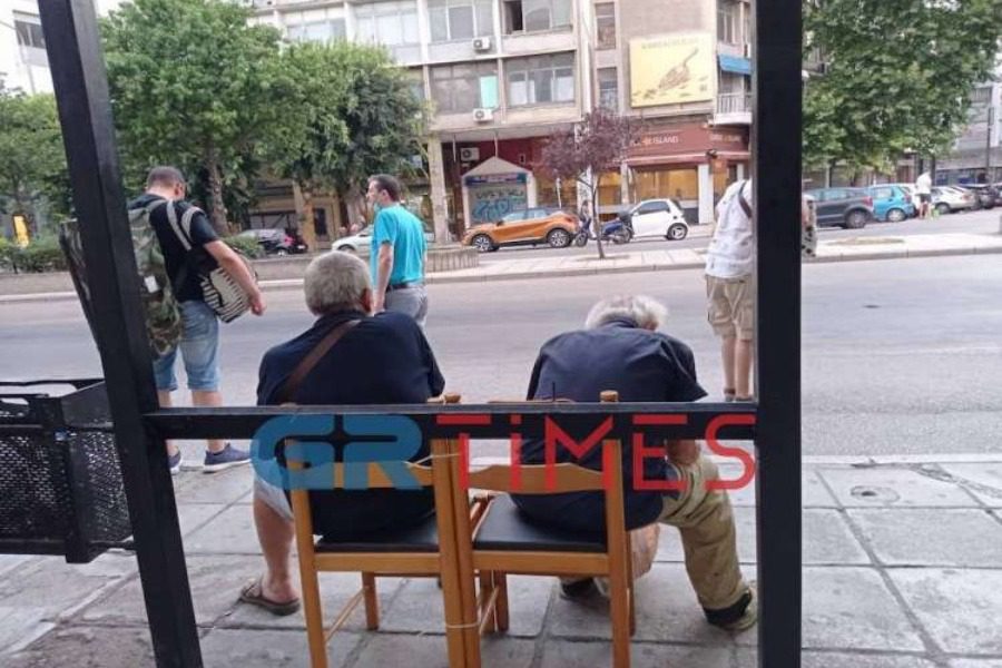 Θεσσαλονίκη: Εδεσαν καρέκλες σε στάση λεωφορείου για να μπορούν να κάθονται - «Για εργαζόμενους και υπερήλικες», γράφει το μήνυμα