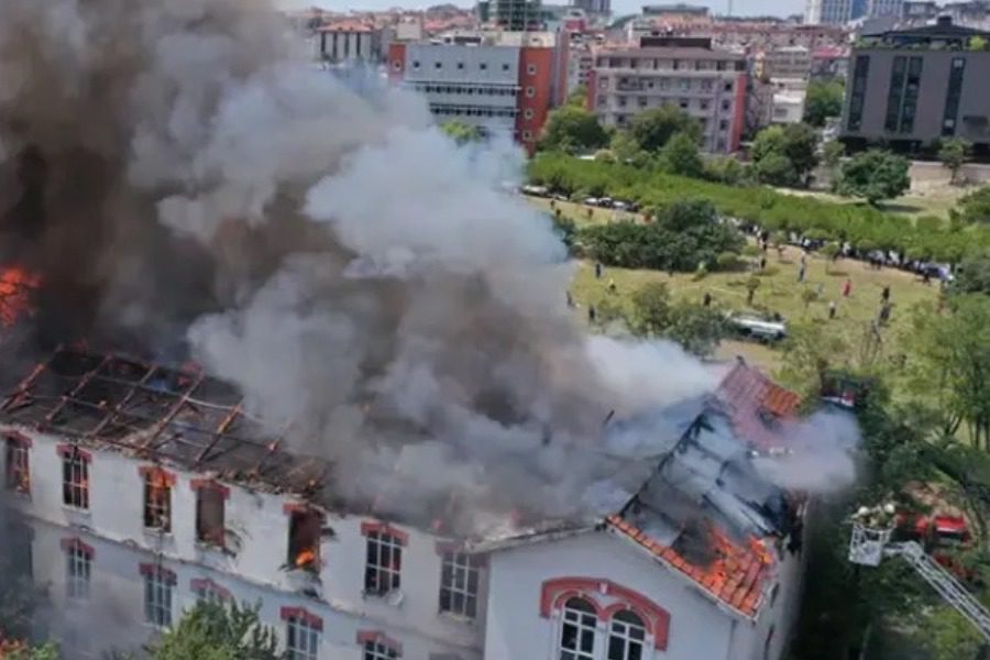 Φωτιά στο ελληνικό νοσοκομείο στην Κωνσταντινούπολη - Το ελληνικό νοσοκομείο Βαλουκλή εκκενώθηκε - Περίπου 80 ασθενείς χρειάστηκε να μεταφερθούν μακριά από το φλεγόμενο κτίριο
