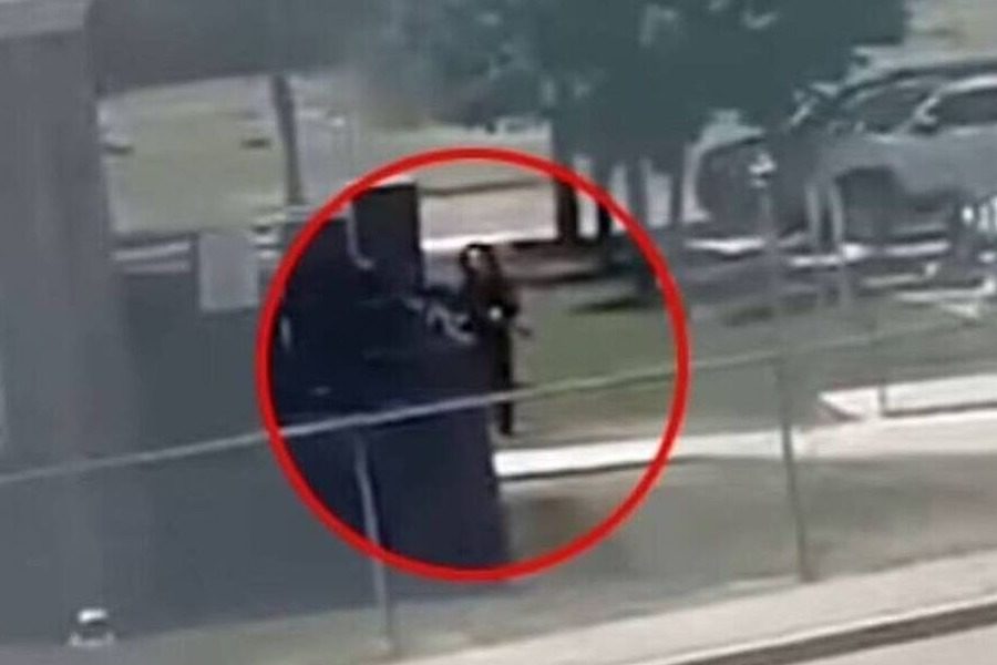 Μακελειό στο Τέξας: Βίντεο ντοκουμέντο από τη στιγμή που ο δράστης μπαίνει στο σχολείο - Φορώντας αλεξίσφαιρο, εφοδιασμένος τουλάχιστον με ένα τουφέκι εφόδου