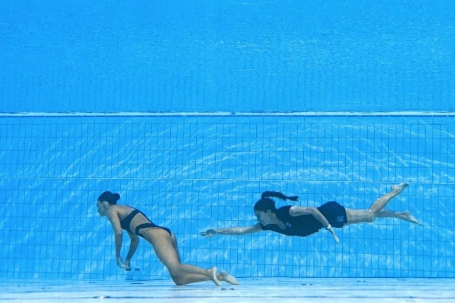 Συγκλονιστικές εικόνες από τη διάσωση αθλήτριας που λιποθύμησε στο νερό - Ανησυχία για την 25χρονη κολυμβήτρια καθώς είναι το δεύτερο λιποθυμικό επεισόδιό της σε αγώνες μέσα σε έναν χρόνο
