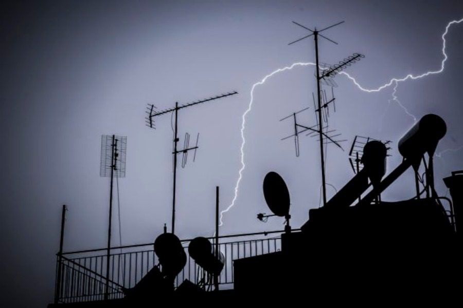 Τραγωδία: Γυναίκα και τα δύο σκυλιά της σκοτώθηκαν από κεραυνό - Η πιθανότητα να συμβεί κάτι τέτοιο είναι μία στο ένα εκατομμύριο