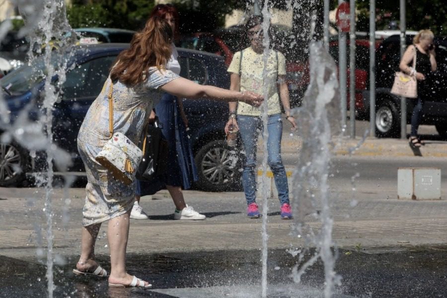 Καμίνι η χώρα: Αφόρητη ζέστη και λίβας με 42 βαθμούς - Τι λένε οι μετεωρολόγοι