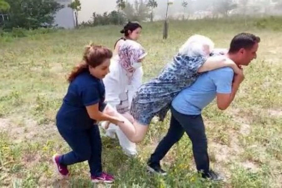 Κωνσταντινούπολη- Ελληνικό νοσοκομείο: Συγκλονιστικές εικόνες, μεταφέρουν ηλικιωμένους στις πλάτες - Ολική καταστροφή