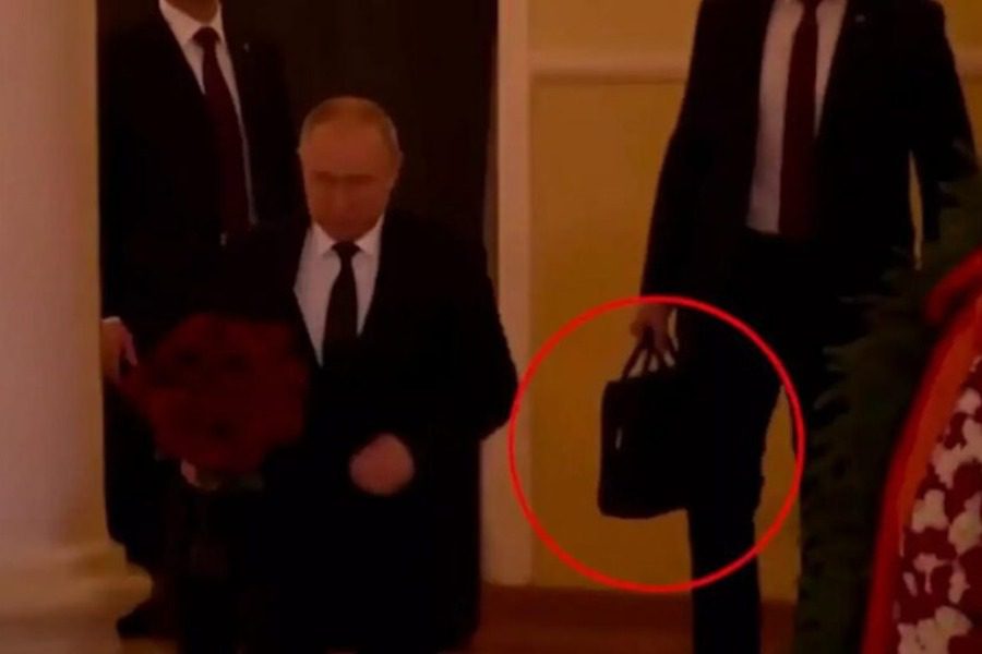Με σφαίρα στο κεφάλι ο άνθρωπος που κουβαλούσε τους πυρηνικούς κωδικούς του Πούτιν