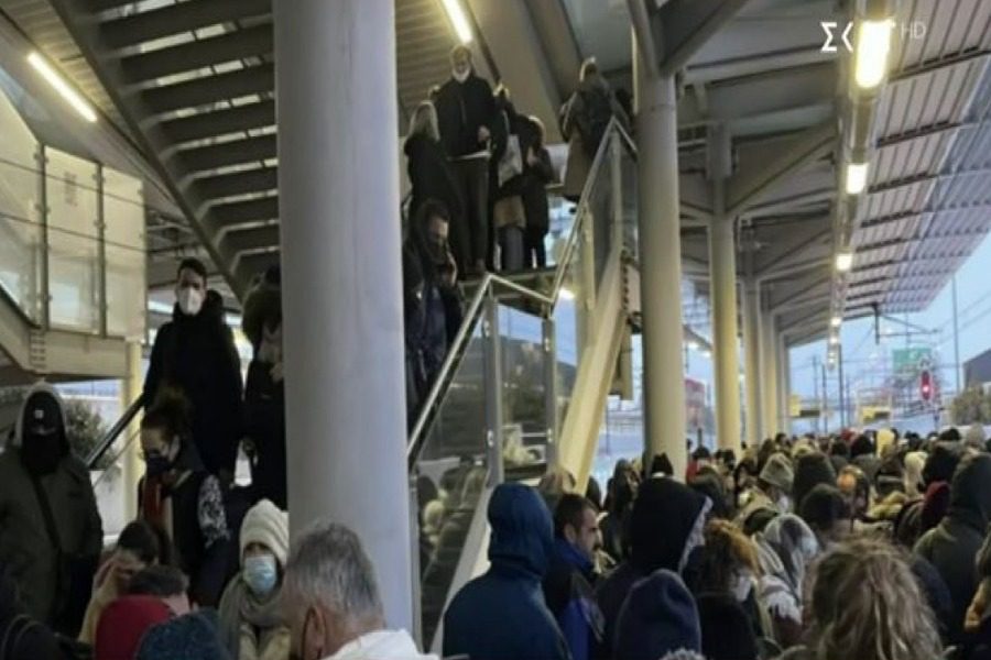 Προαστιακός: Εγκλωβισμένοι στο αεροδρόμιο πηδάνε στις γραμμές για να προλάβουν τους συρμούς