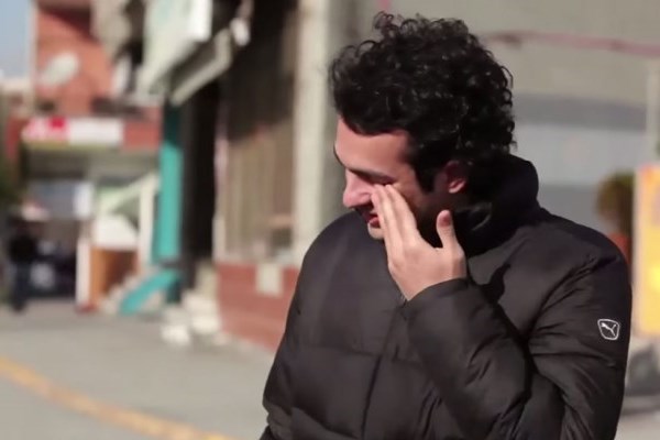 Όλη η γειτονιά έμαθε νοηματική για να επικοινωνήσει με τον κωφό γείτονα