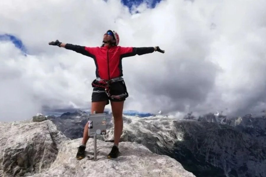 Τραγωδία στους Δολομίτες: Ορειβάτρια γλίστρησε σε πεζοπορία, έπεσε από γκρεμό 300 μέτρων και σκοτώθηκε - Μια γυναίκα έπεσε από ύψος 300 μέτρων και σκοτώθηκε αφού γλίστρησε από την άκρη ενός γκρεμού ενώ έκανε πεζοπορία σε βουνό της Ιταλίας.
