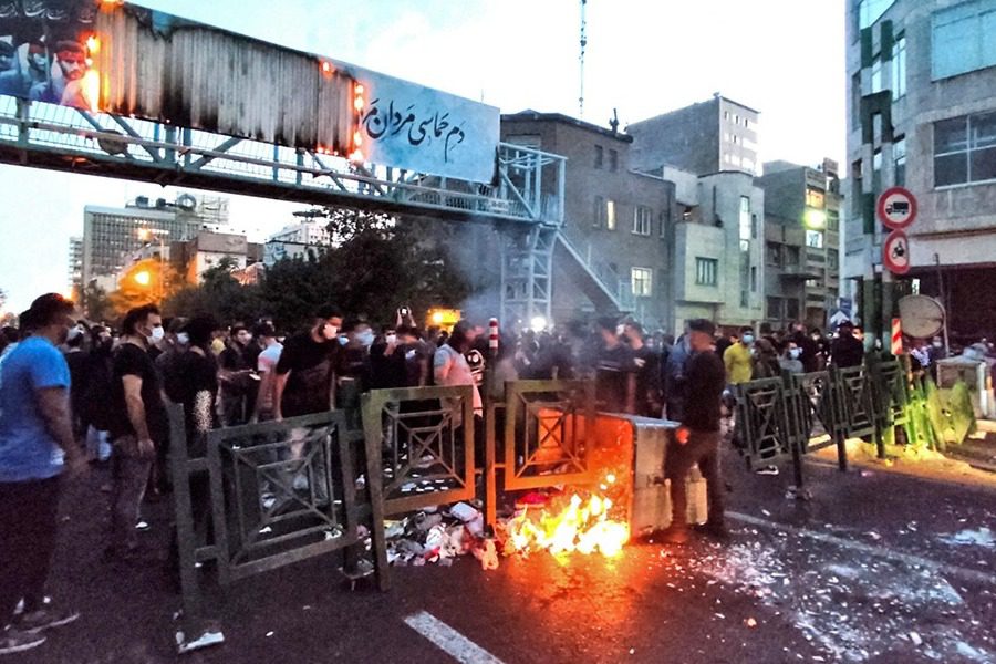 Ιράν: Η «επανάσταση των γυναικών» εξαπλώνεται σε όλη τη χώρα - Διαδηλωτές καίνε πορτρέτα στρατηγών και πυρπολούν αστυνομικά τμήματα