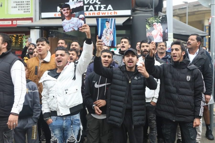 Θεσσαλονίκη: «Δεν ήταν η βενζίνη, δεν ήταν τα λεφτά» – Συγκέντρωση Ρομά έξω από τα δικαστήρια για τον 16χρονο