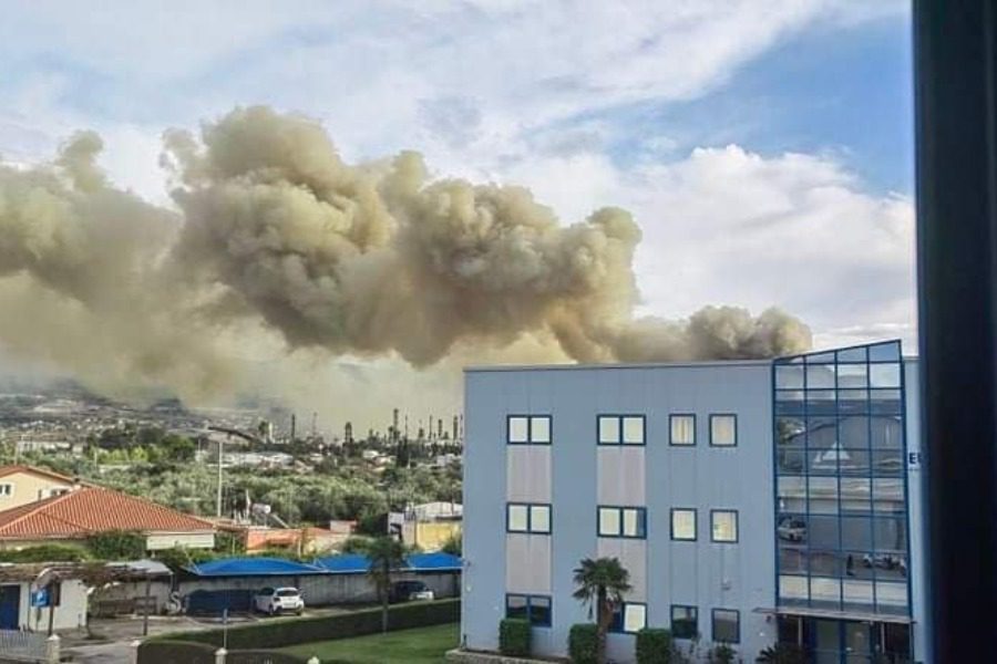 Ασπρόπυργος: Έσβησε η φωτιά στην επιχείρηση με χημικά και υλικά ανακύκλωσης - Άγνωστη εώς τώρα η αιτία