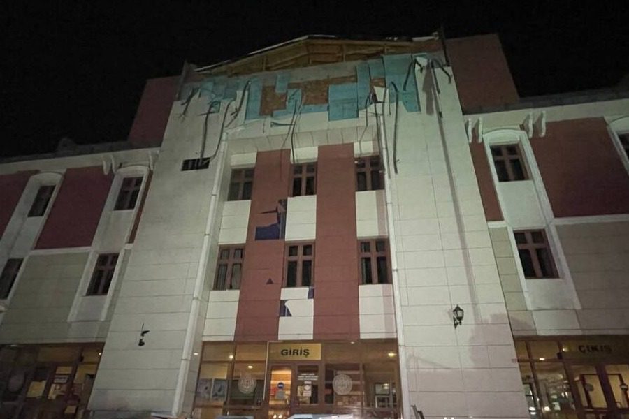 Σεισμός στην Τουρκία: Η στιγμή που χτυπά ο Εγκέλαδος - Οι αρχές της Τουρκίας ανακοίνωσαν πως ο σεισμός που έπληξε τις πρώτες πρωινές ώρες τη χώρα είχε ως αποτέλεσμα να τραυματιστούν τουλάχιστον 48 άνθρωποι