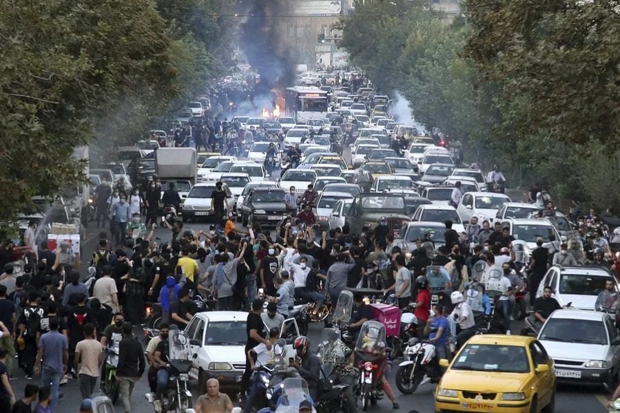 Ιράν: «Φουντώνουν» οι διαδηλώσεις για τη Μαχσά Αμινί  - 