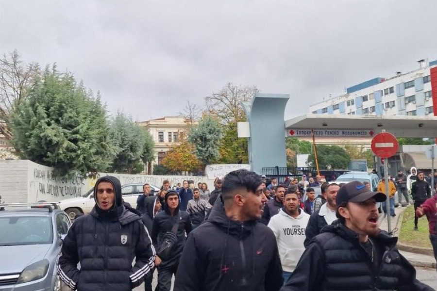 Θεσσαλονίκη: Επεισόδια μεταξύ Ρομά και ΜΑΤ έξω από το Ιπποκράτειο για τον 16χρονο