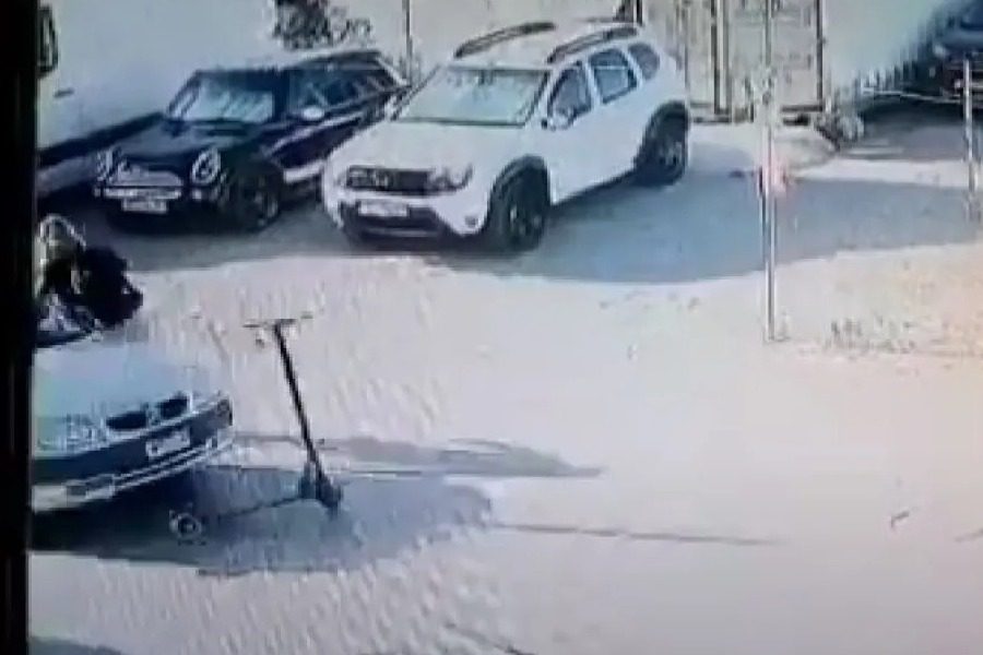 Βίντεο: Κορίτσι περνάει με πατίνι τον δρόμο στην Κρήτη και σώζεται παρά τρίχα - 