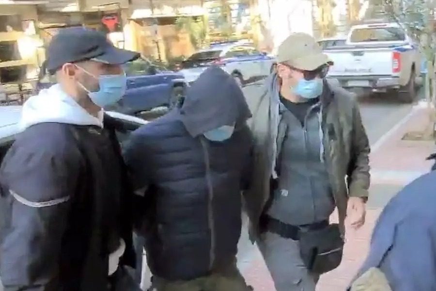 Γυναικοκτονία στον Πειραιά: Στα δικαστήρια ο καθ’ ομολογίαν δράστης