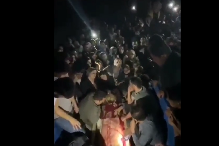 Συγκλονιστικό βίντεο: Θρήνος πάνω από σορό 16χρονης που σκοτώθηκε στο Ιράν κατά τη διάρκεια διαδηλώσεων - Σε βίντεο που αναρτήθηκε στα social media φαίνονται πάνω από τη σορό της πολλοί άνθρωποι να θρηνούν και να φωνάζουν
