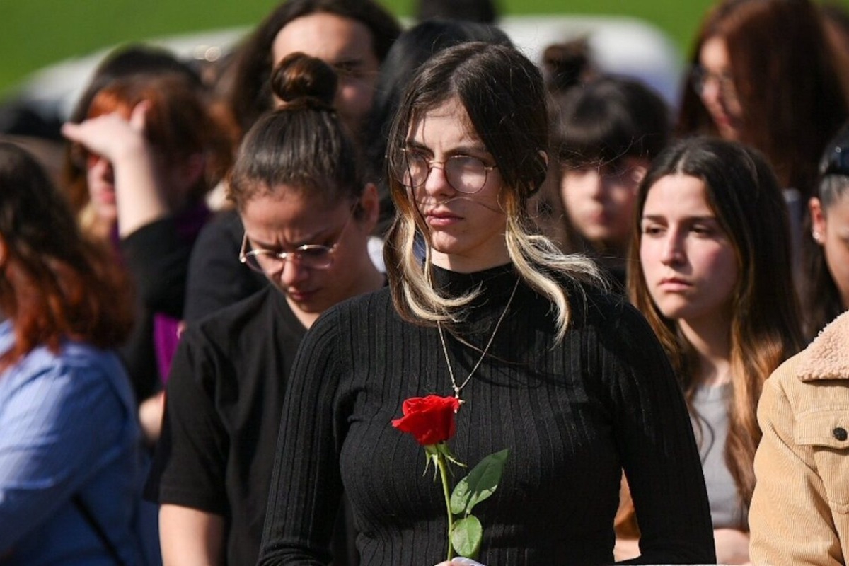 Τέμπη: Θρήνος στο ετήσιο μνημόσυνο - Γέμισε με φοιτητές ο τόπος της τραγωδίας
