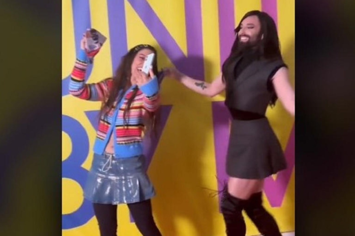 Eurovision: Η Μαρίνα Σάττι δείχνει στην Κοντσίτα πώς να κουνάει το μαντήλι