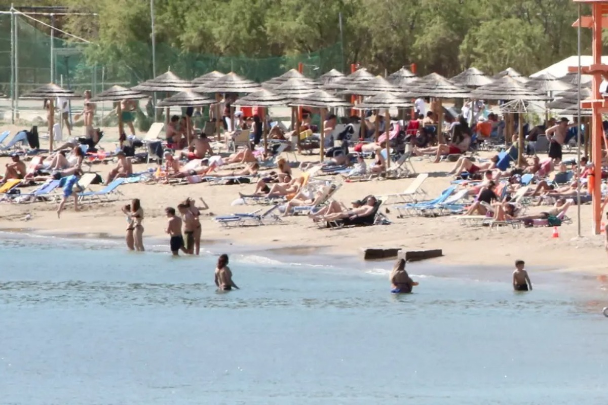 Χαμός στις παραλίες της Αττικής - 30ρια και την Κυριακή