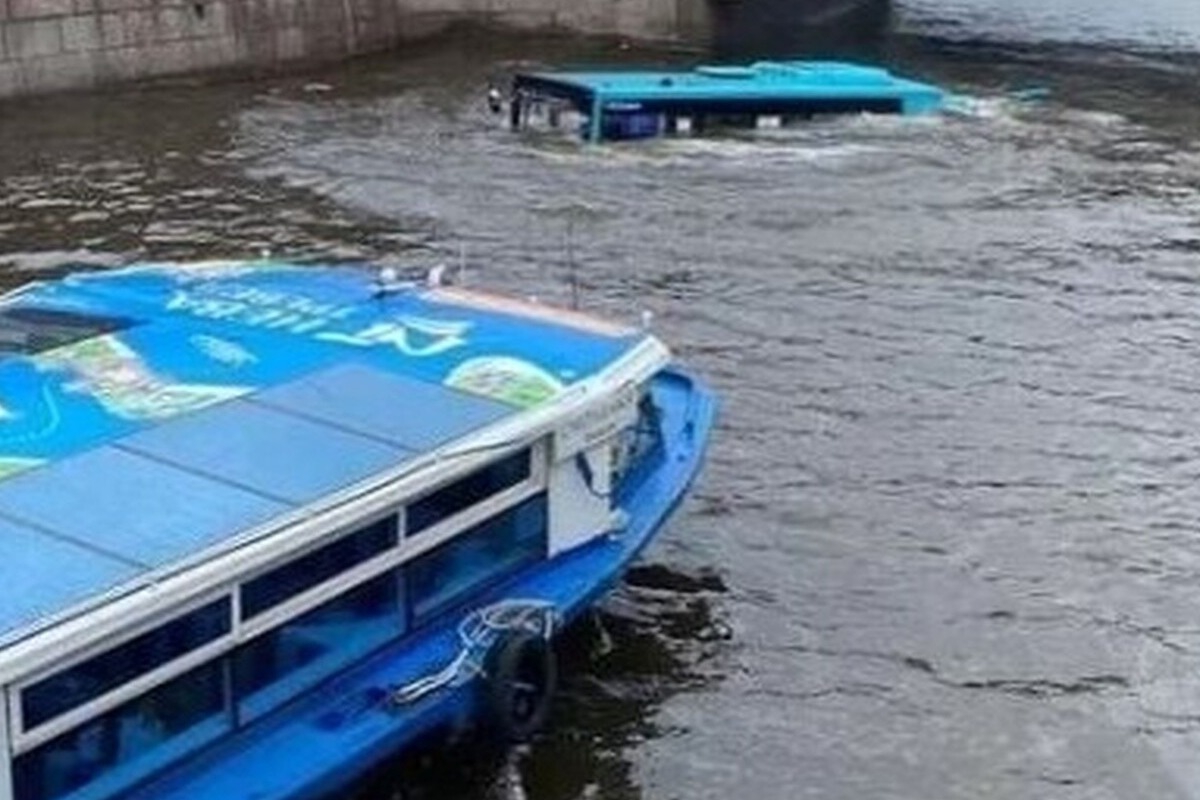 Αγία Πετρούπολη: Λεωφορείο γεμάτο επιβάτες έπεσε σε ποτάμι - Σοκαριστικό βίντεο