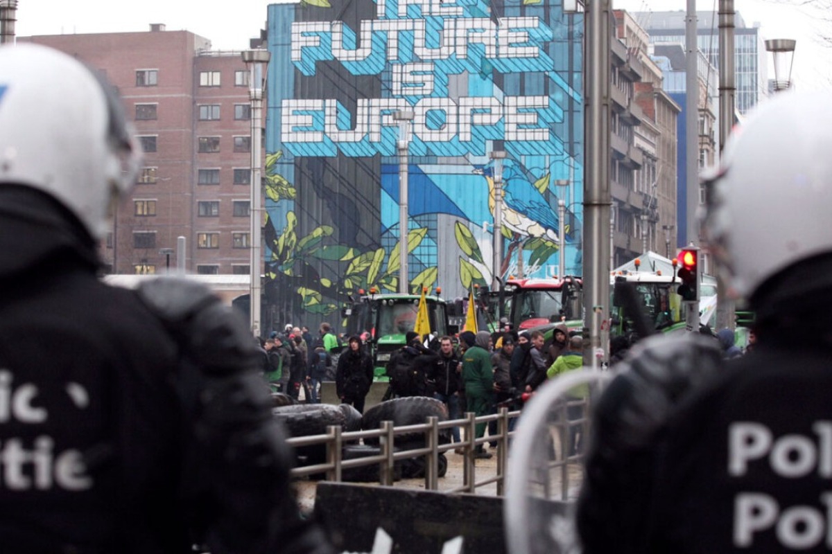Ένταση στις Βρυξέλλες με αγρότες που προσπάθησαν να σπάσουν τον κλοιό της Αστυνομίας