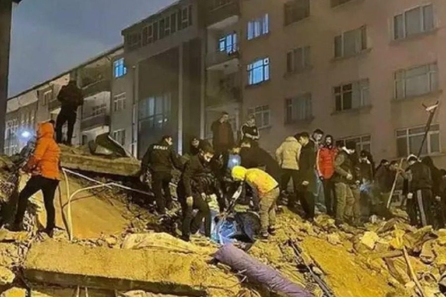 Σεισμός στην Τουρκία: Εγκλωβισμένη γυναίκα τραβάει βίντεο κάτω από τα ερείπια