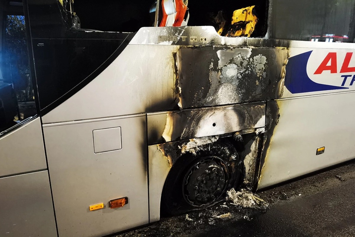 Γεωπονική: Πεδίο μάχης έγινε η Λεωφόρος Αθηνών - Έκαψαν δύο λεωφορεία και πέταγαν πέτρες σε ΙΧ