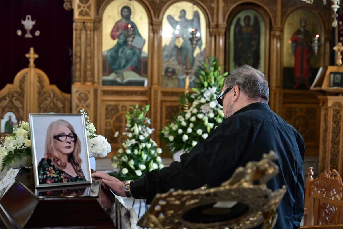 Κηδεία Αννας Παναγιωτοπούλου: Η «συντριβή» του Σταμάτη Φασουλή - Τελευταίο αντίο στη σπουδαία ηθοποιό