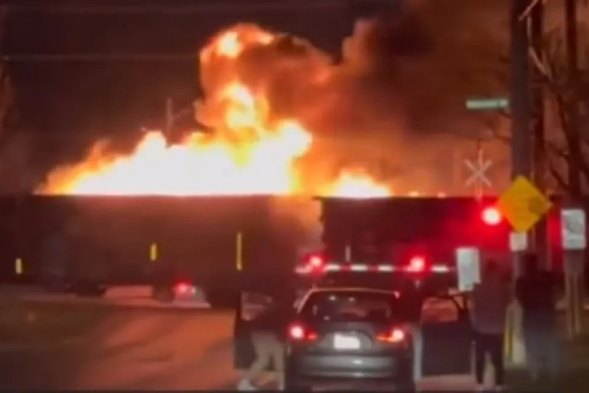Βίντεο-σοκ: Φλεγόμενο τρένο περνάει μέσα από πόλη στον Καναδά