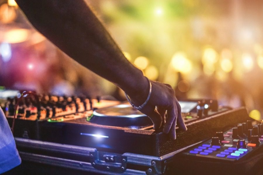 Γλυφάδα: Γνωστός DJ έσπασε στο ξύλο πρώην σύντροφό του σε κλαμπ - Πήγε στην Αστυνομία μέσα στα αίματα