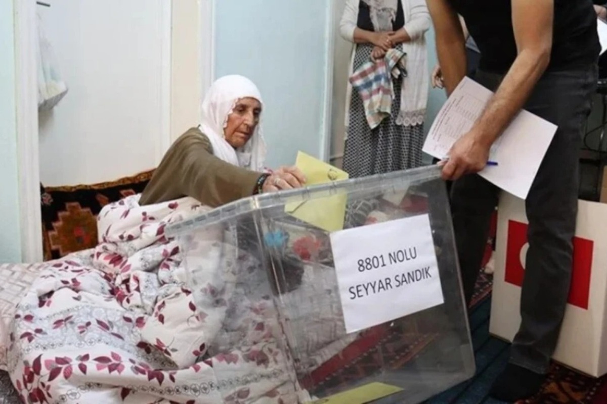 Εκλογές στην Τουρκία: Μεταφέρουν τις κάλπες μέχρι και στα σπίτια ασθενών για να ψηφίσουν