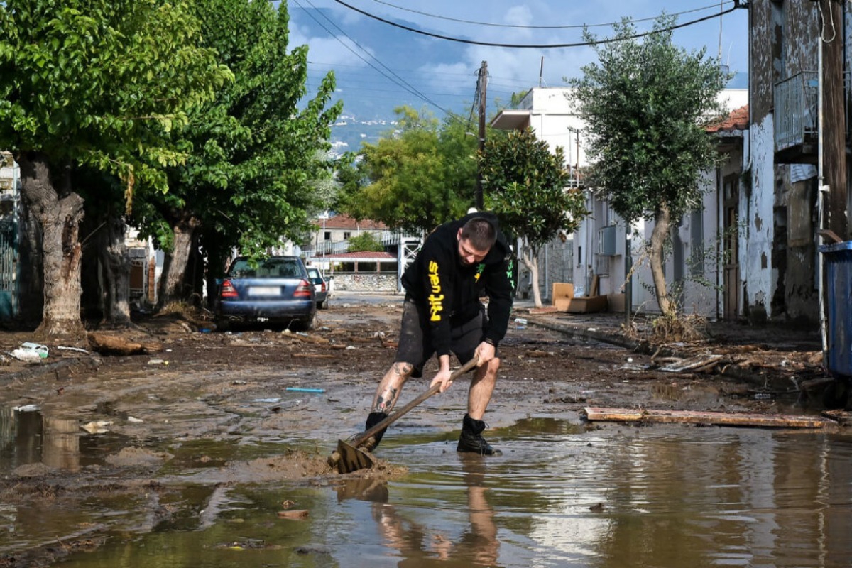 Βόλος: Σε απόγνωση οι κάτοικοι - Παλεύουν με τις λάσπες και έμειναν χωρίς νερό