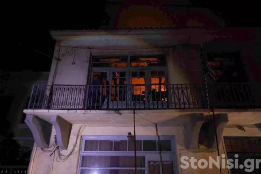 Κάηκε ολοσχερώς το ιστορικό κτίριο της Λέσχης Αρίσβης στη Μυτιλήνη