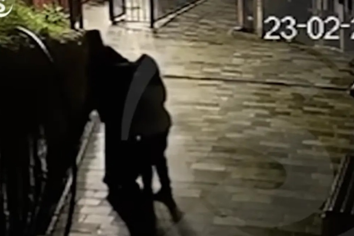 Νέο βίντεο από τη Μονή των σκανδάλων: Κουβαλούσαν κρυφά βαρύ αντικείμενο που θυμίζει χρηματοκιβώτιο