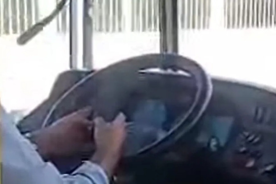 Οδηγός ΚΤΕΛ «παίζει» με το κινητό του ενώ οδηγεί λεωφορείο γεμάτο με κόσμο