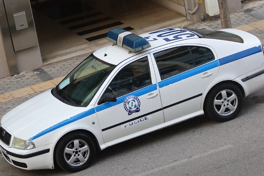 Ηράκλειο Κρήτης: «Γάζωσαν» αυτοκίνητο με καλάσνικοφ