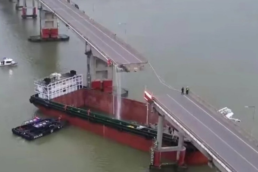 Πλοίο έπεσε πάνω σε γέφυρα και την κατεδάφισε: Πέντε νεκροί