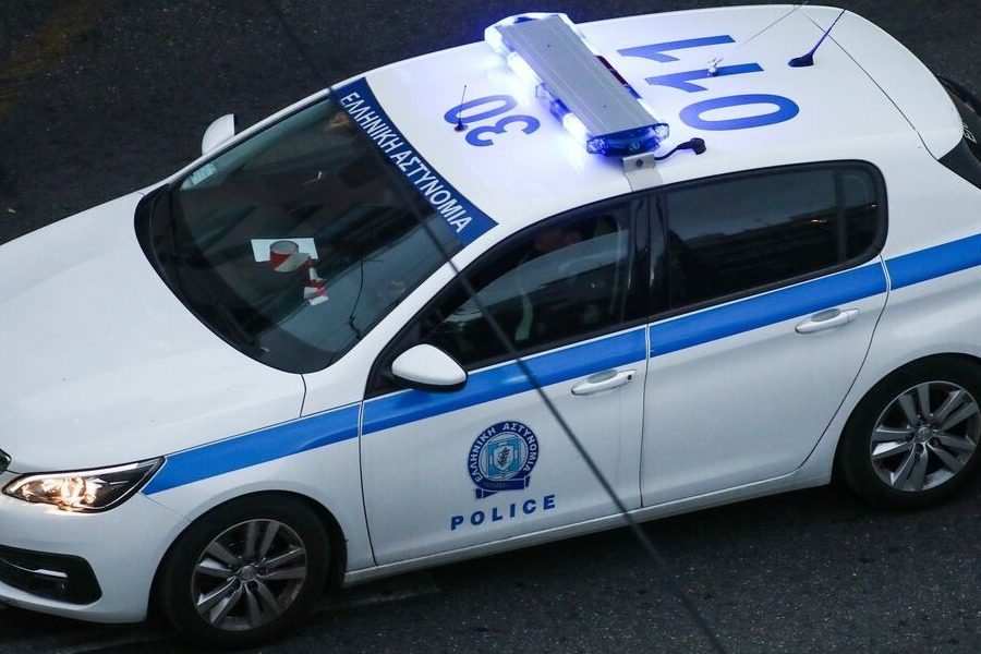 Σοκ στη Θεσσαλονίκη: Αδέσποτη σφαίρα καρφώθηκε σε αυτοκίνητο που οδηγούσε 40χρονη – Είχε μαζί και το παιδί της