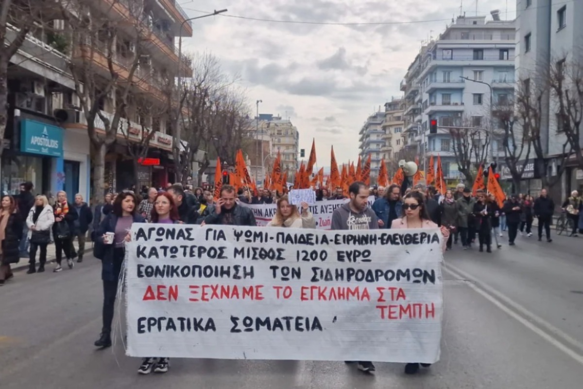 Θεσσαλονίκη: Με κατεύθυνση τα γραφεία του ΟΣΕ η πορεία μνήμης για τα Τέμπη