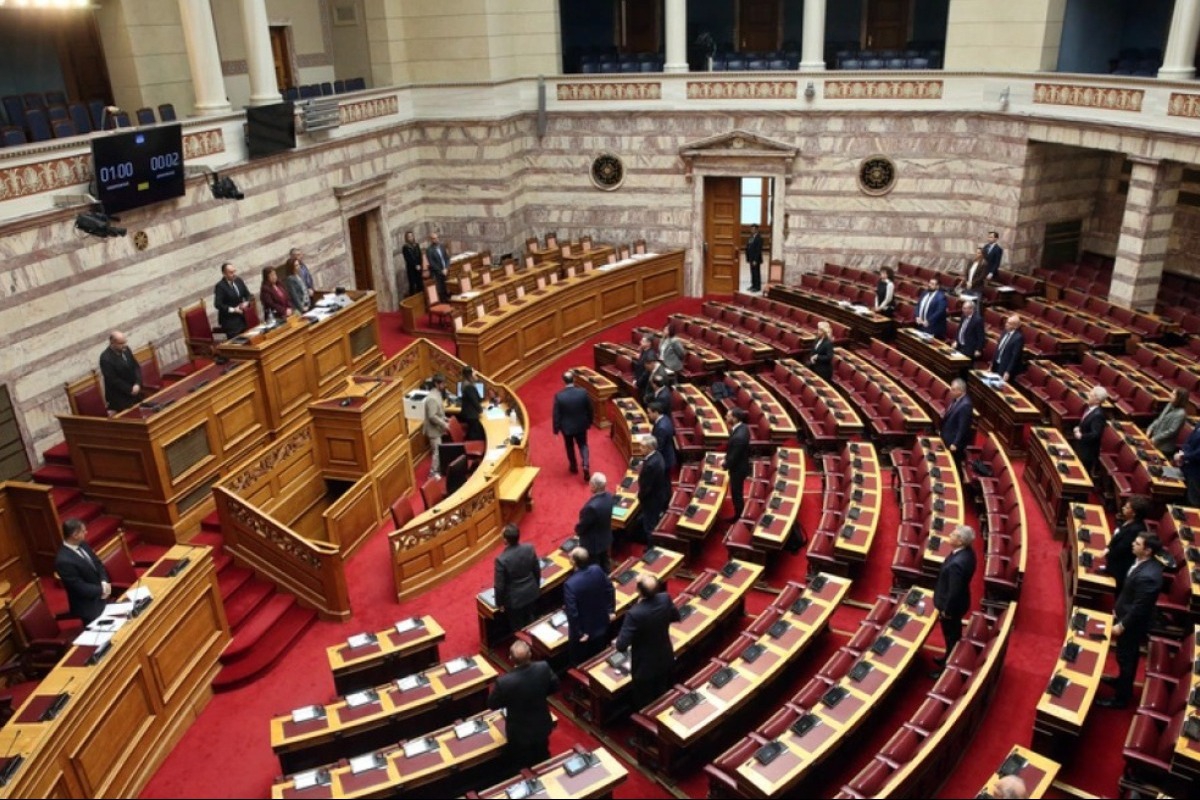 Βουλή: Ενός λεπτού σιγή στην Ολομέλεια για τα θύματα των Τεμπών