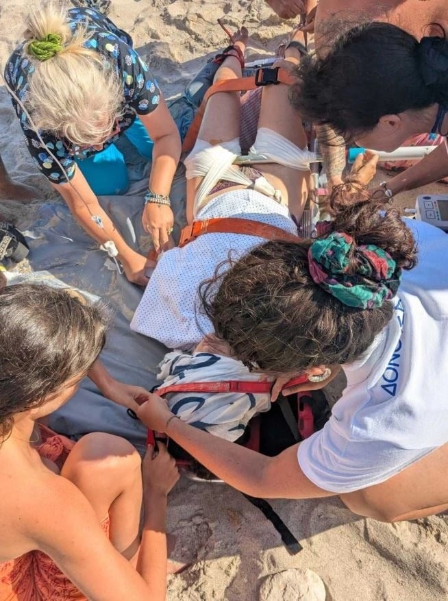 Δονούσα: Ομπρέλα παρασύρθηκε από τον άνεμο και καρφώθηκε στους μηρούς λουόμενης