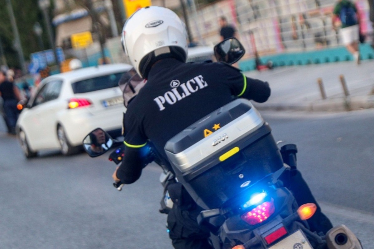 Θεσσαλονίκη: Οδηγός ταξί παρέσυρε αστυνομικό με μηχανή και εξαφανίστηκε