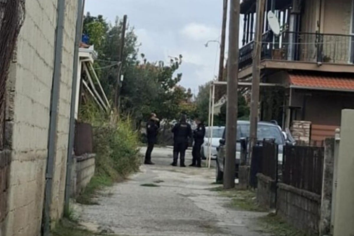 Μαρτυρικός ο θάνατος της 54χρονης στα Τρίκαλα: Ο 18χρονος γιος της έσφιγγε την πετσέτα για αρκετά λεπτά μέχρι να ξεψυχήσει