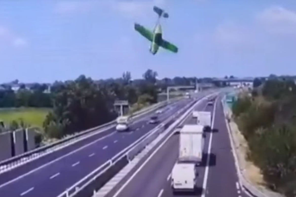Ιταλία: Ιδιωτικό αεροσκάφος συνετρίβη σε αυτοκινητόδρομο - Νεκροί οι επιβαίνοντες